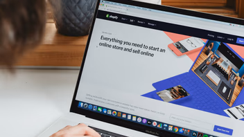 Personne consultant sur son ordinateur portable la page d’accueil d’une plateforme de création de boutique en ligne